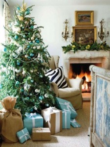 Traditional-Christmas-Tree-Decorating-Ideas-With-Christmas-Gift